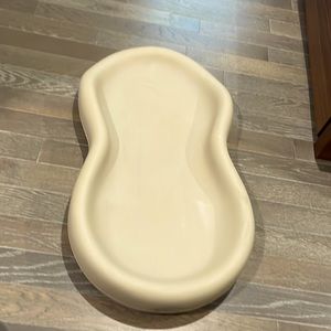 Keekaroo Peanut Changer in Vanilla. perfect condition